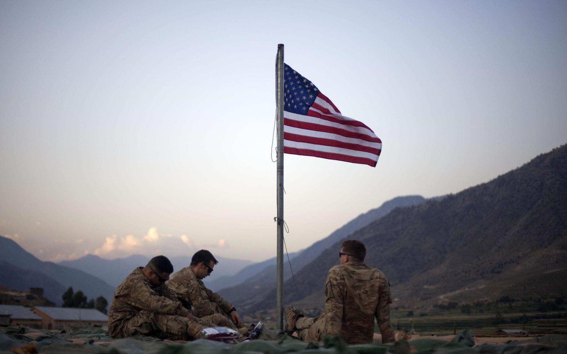 USA:s flagga i Afghanistan - snart kan den halas efter 18 års krig. Våldet fortsätter, men medan talibanerna för samtal med regeringen om fred kan Donald Trump ta hem huvuddelen av de amerikanska trupperna.