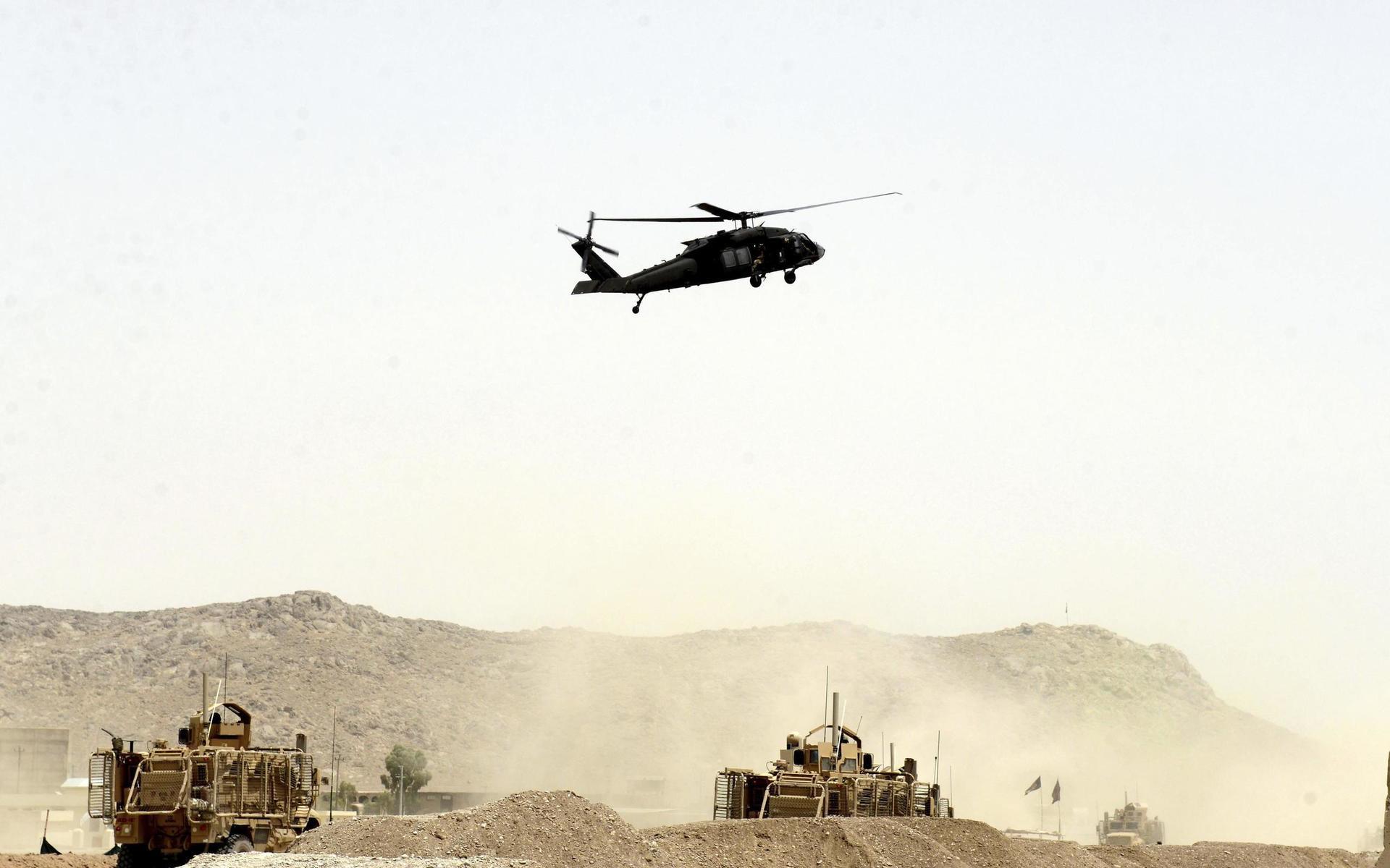 En amerikansk militärhelikopter flyger över platsen för en självmordsbomb riktad mot en Nato-konvoj i Kandahar i södra Afghanistan. 