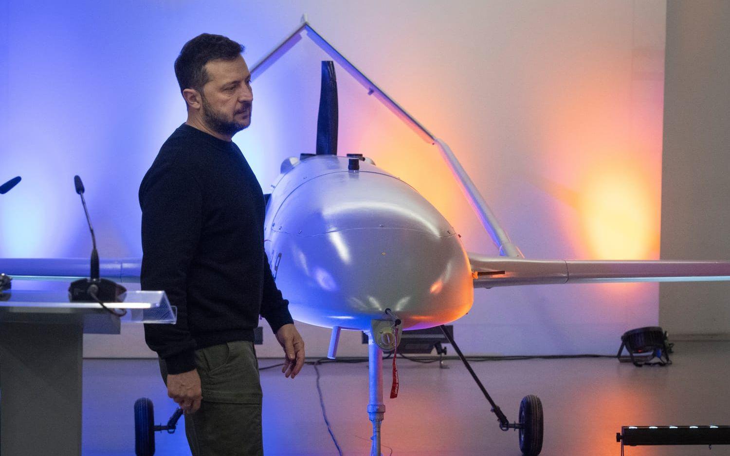 Volodymyr Zelenskyj framför en militär drönare, framtagen i samarbete med Danmark. Bilden är tagen i Kiev i slutet av 2024.