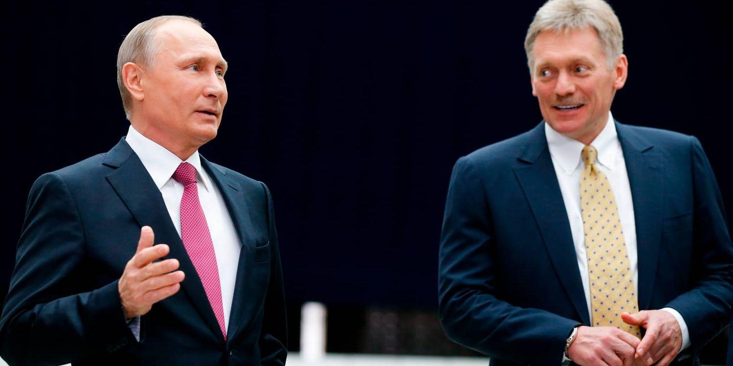Dmitrij Peskov, till höger, tillsammans med sin chef, president Vladimir Putin, vid ett framträdande i Moskva för en månad sedan.