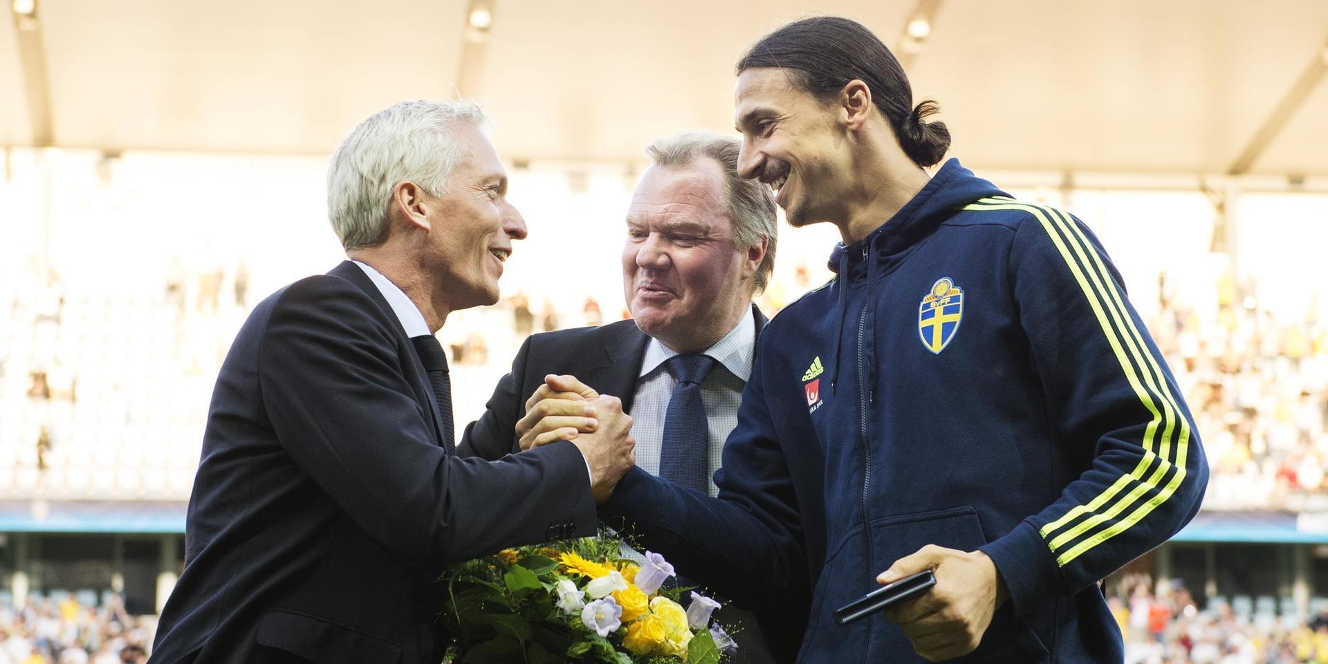Svenska Fotbollförbundets generalsekreterare Håkan Sjöstrand och ordförande Karl-Erik Nilsson med Zlatan Ibrahimovic.