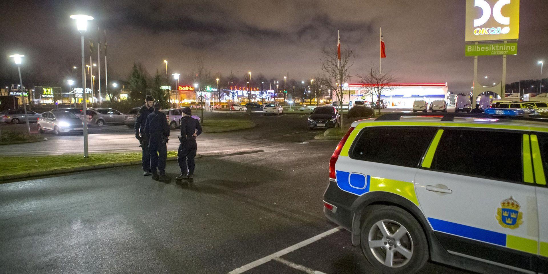 En polisinsats inleddes efter att en man blivit knivskuren på en parkering utanför McDonalds i Bäckebol under söndagen. 