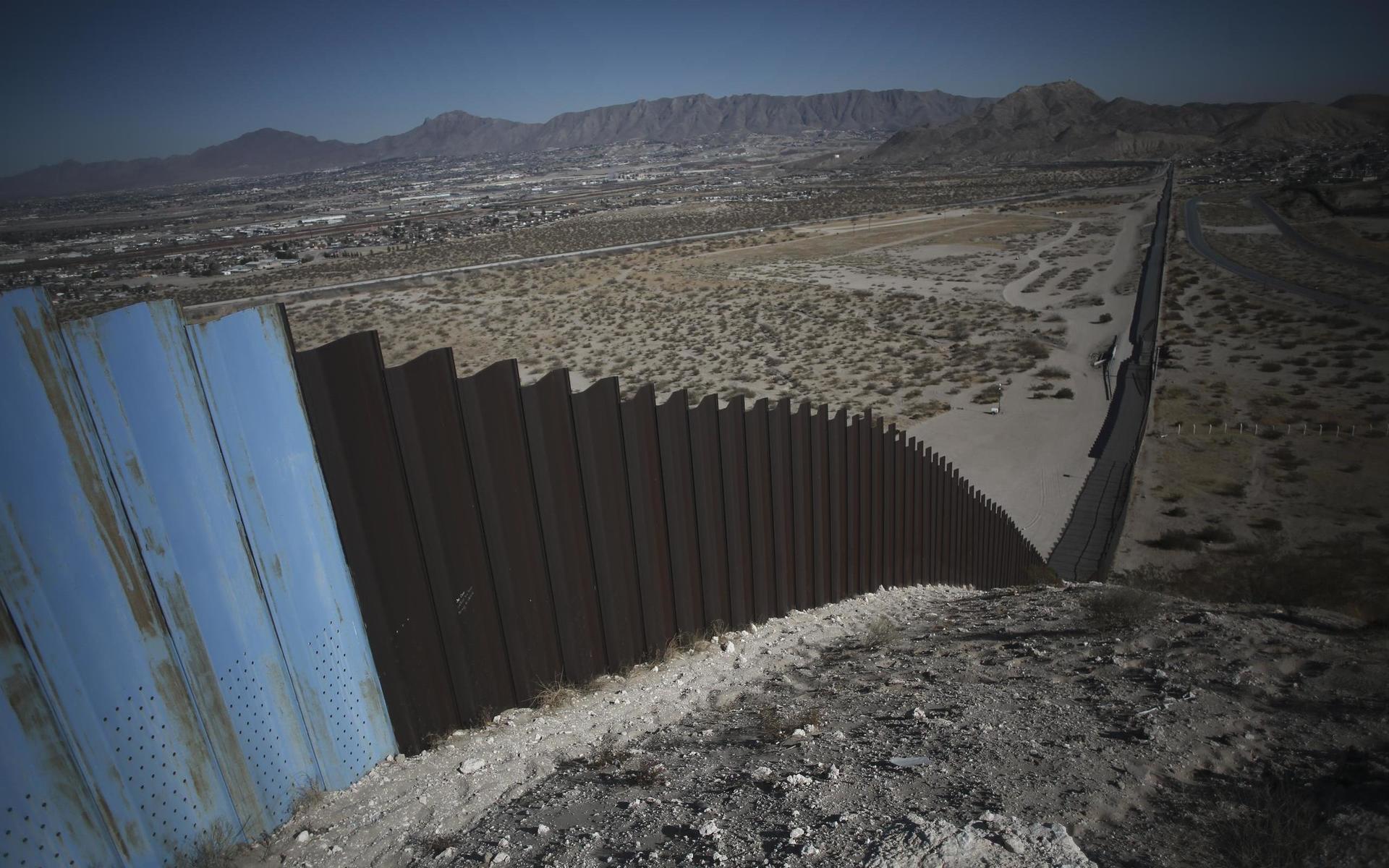 Biden har avbrutit arbetet med att bygga en mur längs med den amerikanska gränsen mot Mexiko. 