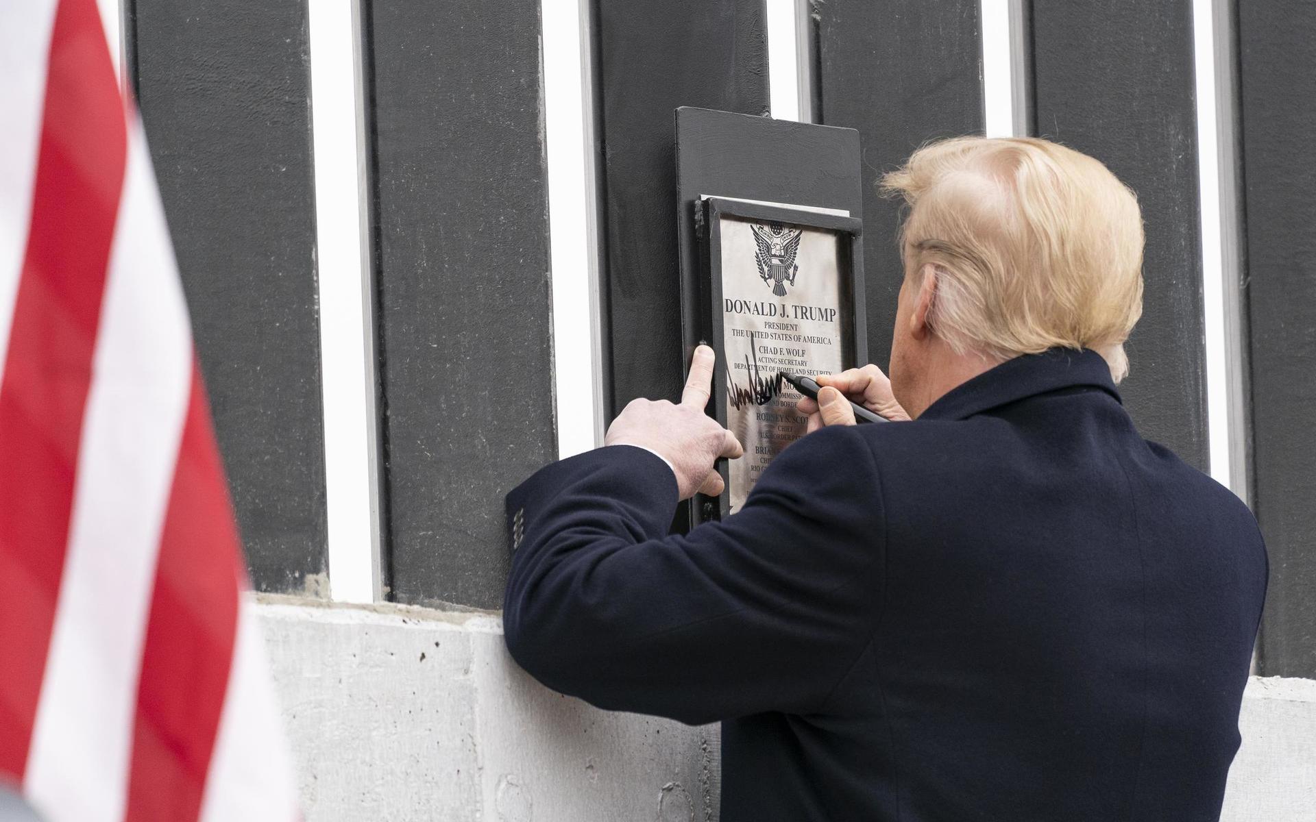 Donald Trump signerar muren mellan USA och Mexiko. 