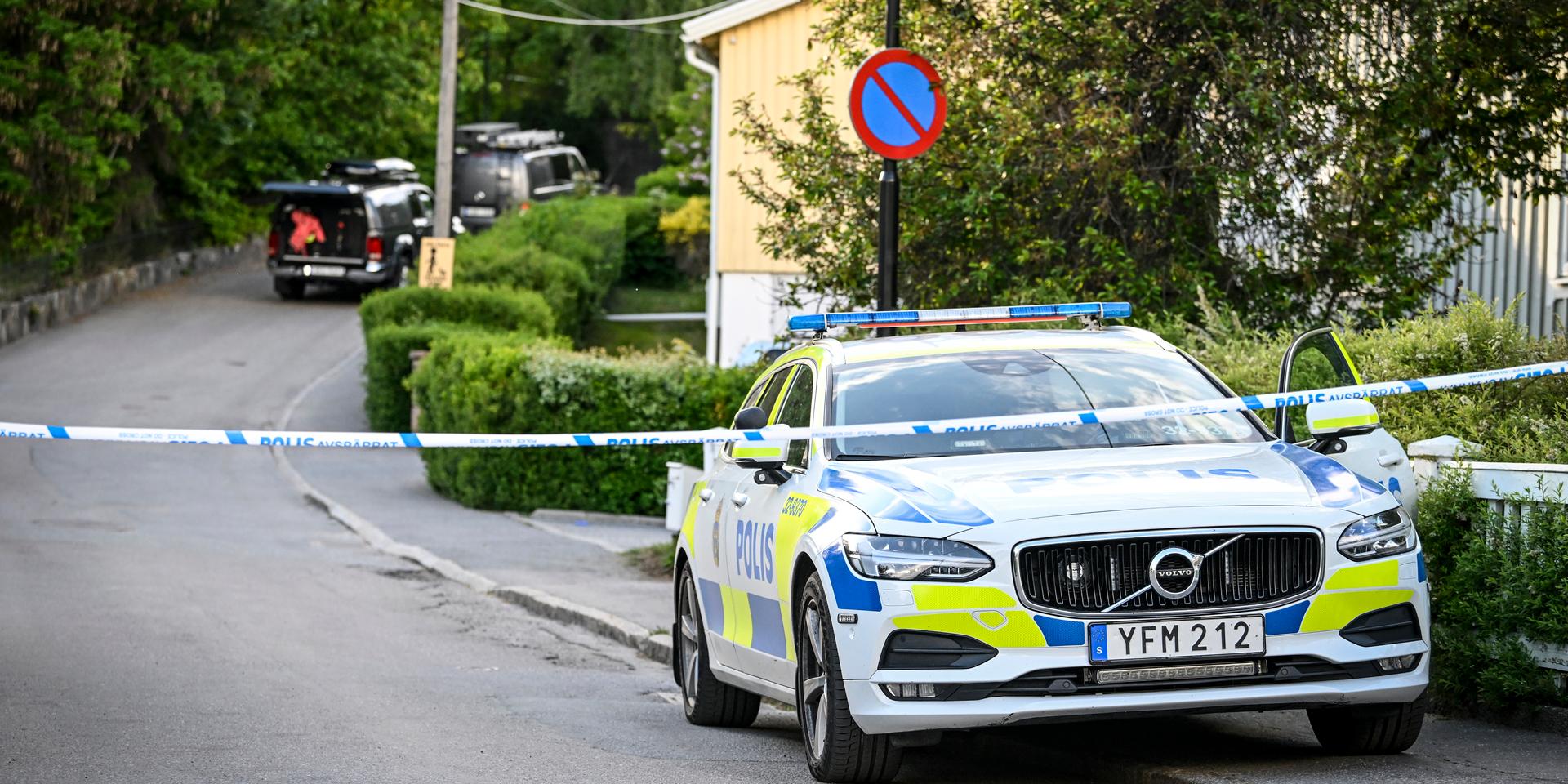 En kvinna i 40-årsåldern och ett barn i femårsåldern har avlidit efter att ha misshandlats svårt i Mälarhöjden i södra Stockholm.