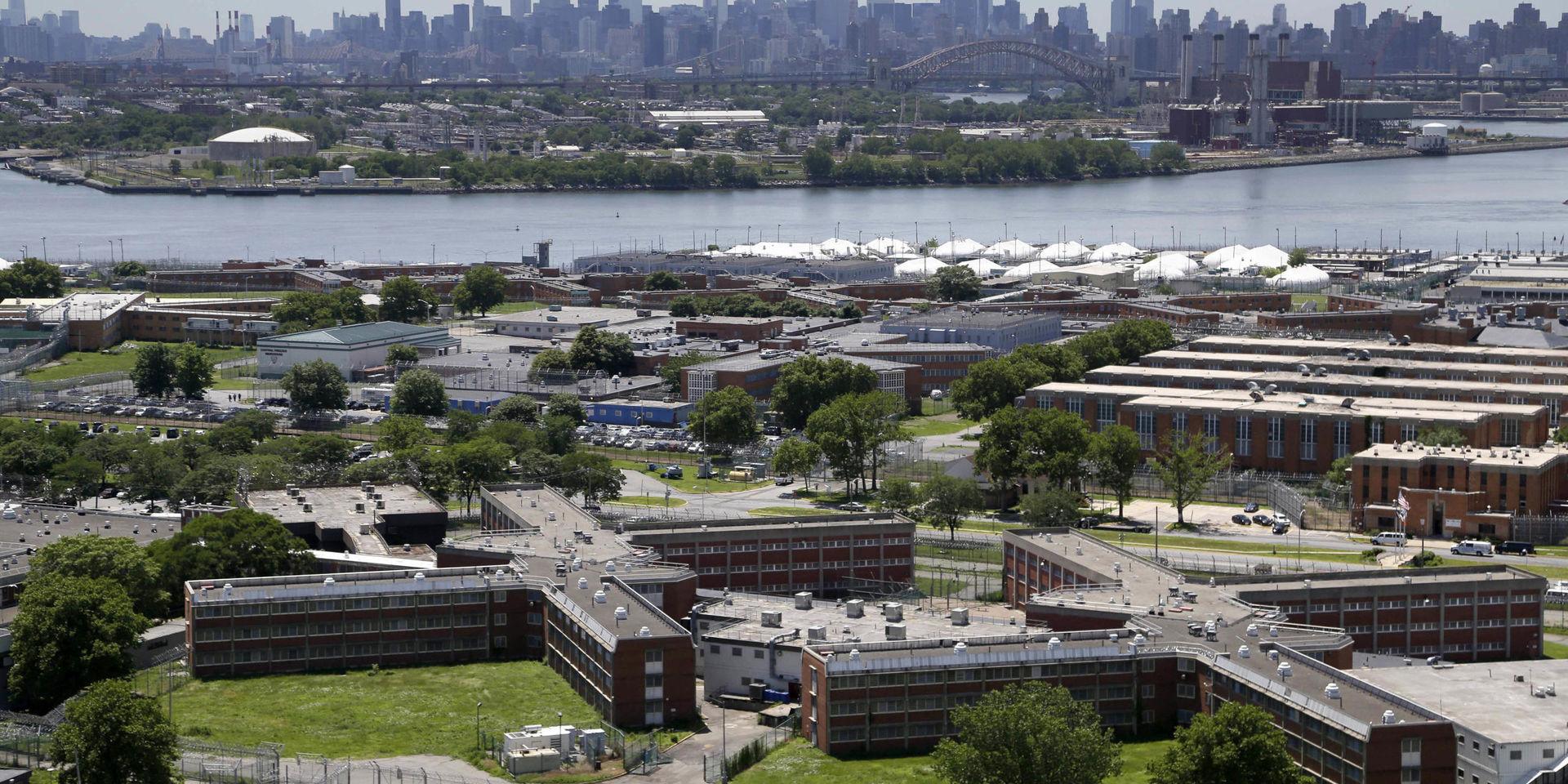 Fängelseön Rikers Island med Manhattan i bakgrunden.