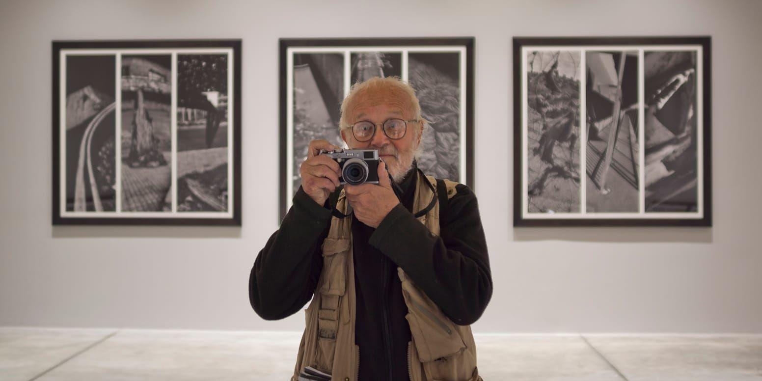 Tjeckiens främsta fotograf. Josef Koudelka poserar framför några av sina bilder på Venedigbiennalen 2013.