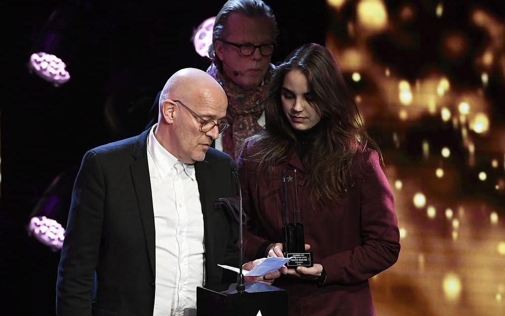 ebastian Öberg och Amanda Werne tar emot priset Årets folkmusik/singer songwriter för Freddie Wadling postumt under Grammisgalan. Foto: TT.