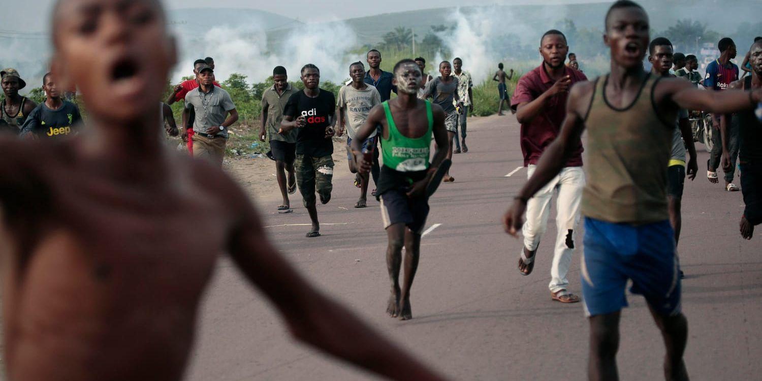 Anhängare av presidentkandidaten Martin Fayulu flyr från en tårgasattack i Nsele, cirka 50 kilometer öster om Kinshasa. Kinshasas guvernör har förbjudit presidentkandidaterna att hålla valmöten i huvudstaden av säkerhetsskäl. Hundratals anhängare samlades i Nsele i hopp om att få se sin kandidat – men kongolesisk polis svarade med tårgas.
