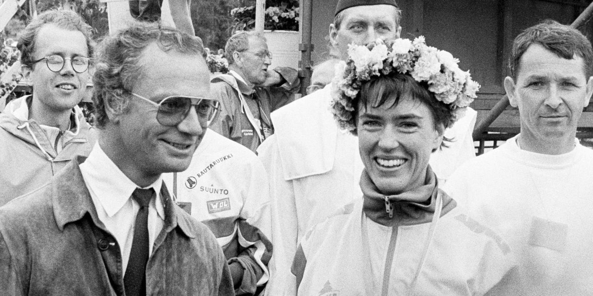 Kung Carl-Gustaf gratulerar Marita Skogum efter ett av hennes VM-guld 1989.