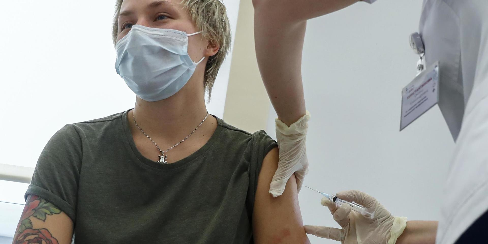 En kvinna blev en av de första att vaccineras med Sputnik V i Moskva under lördagsförmiddagen.