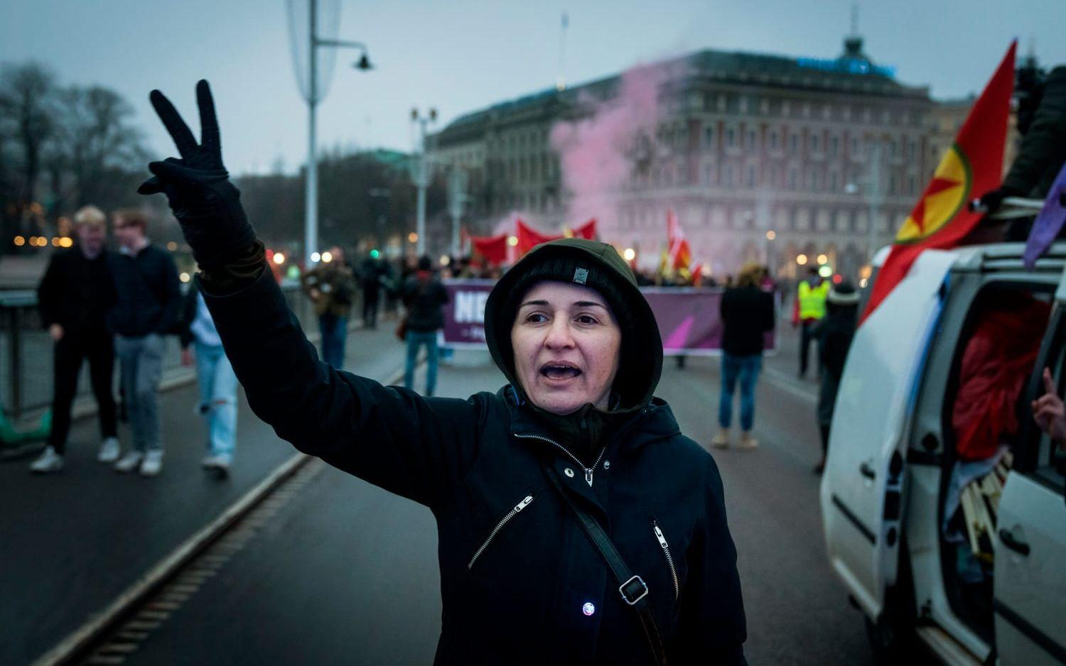Nadja Saleh, medlem i Kurdiska demokratiska samhällscentret under demonstrationen i Stockholm. 