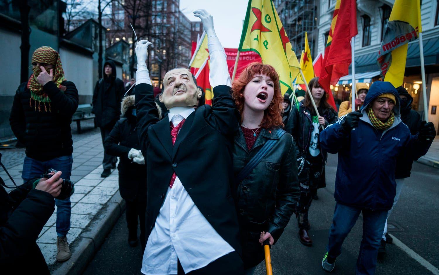 Längst fram bar demonstranterna den dock av Turkiets president Erdogan som gjort Turkiet upprörda tidigare i januari.