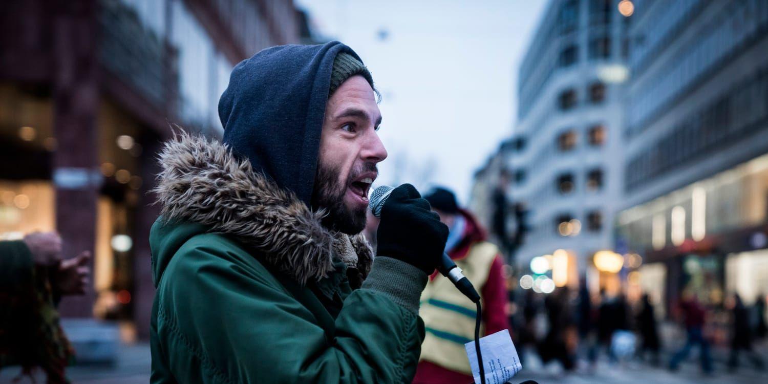 Erik Bonk från Rojavakommittéerna under demonstrationen. 