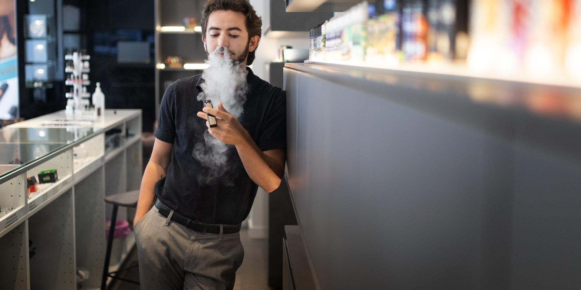 David Dierckx driver tre e-cigarettbutiker i Stockholm och tycker att åldersgränsen för e-cigaretter borde vara högre. 'När man är 18 år går man fortfarande i gymnasiet och har yngre kompisar. 20 år vore en bättre ålder tror jag', säger han.