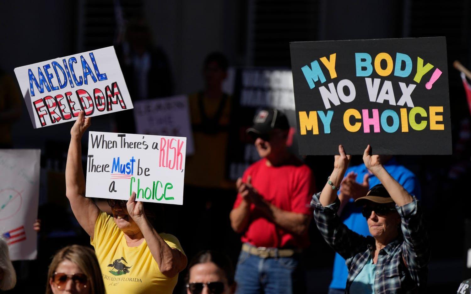 Demonstranter i Tallahassee, Florida protesterar mot vaccin mot covid-19 i november 2021.