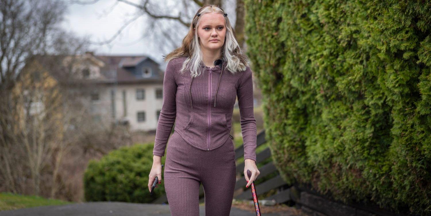 ung tjej med käpp som är ute och går