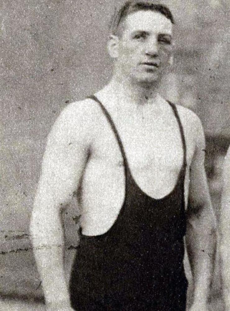 Anders Larsson anses av många vara en av Sveriges mest okända OS-guldmedaljörer någonsin. Till OS 1920 kom han med som reserv utan att ens ha tagit medalj på SM. Efter en kort proffskarriär i Amerika kom han hem till Sverige igen, men återfick aldrig sin amatörstatus.