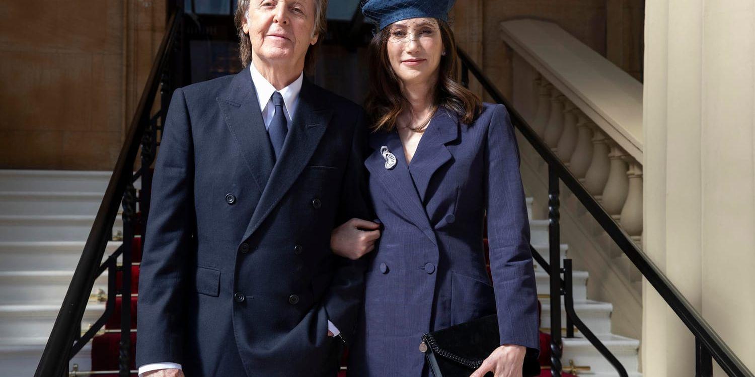 Paul McCartney tillsammans med sin fru Nancy Shevell under utmärkelseceremonin i Buckingham Palace.