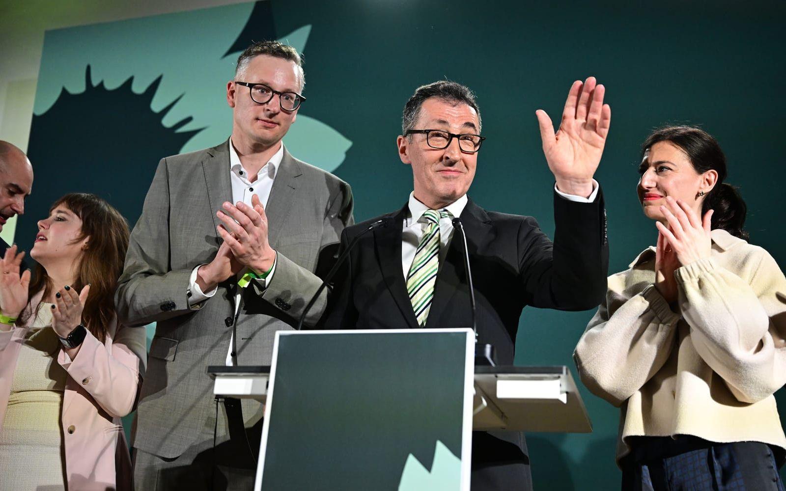 Cem Özdemir för De gröna leder knappt i valet i det tyska förbundslandet Baden-Württemberg.