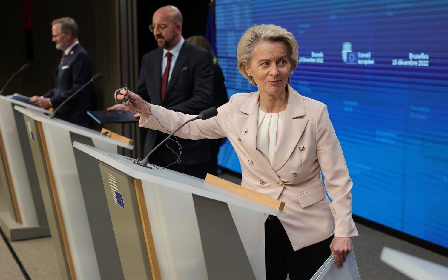 EU-kommissionens ordförande Ursula von der Leyen (längst fram) håller presskonferens efter EU-toppmötet med Tjeckiens premiärminister Petr Fiala och EU:s rådsordförande Charles Michel.