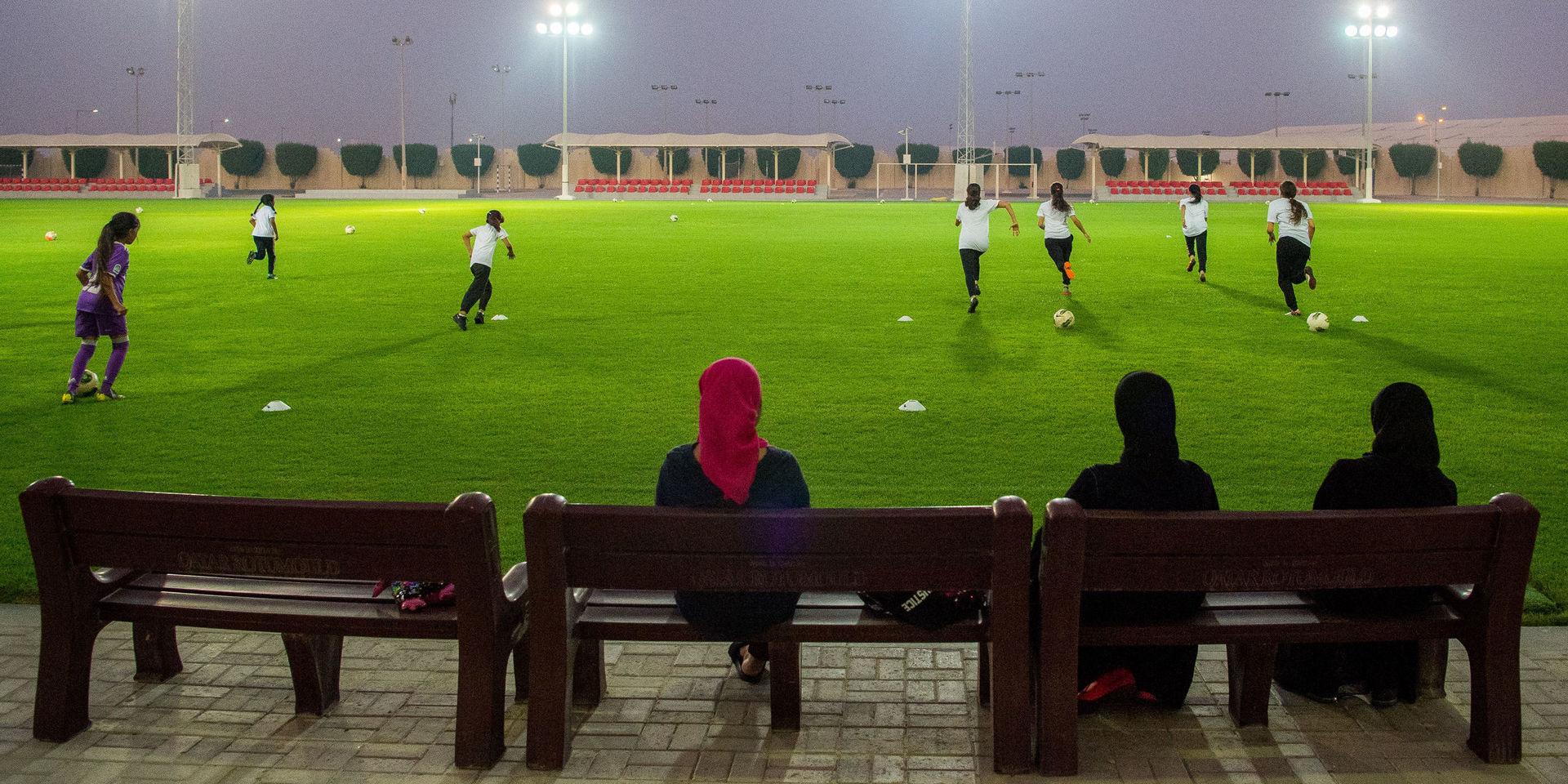 Tre av spelarna i Qatars flicklandslag vill inte träna när GP:s reporter och fotograf är på plats. De har blivit upplärda att det är skamfyllt att spela fotboll inför män. 