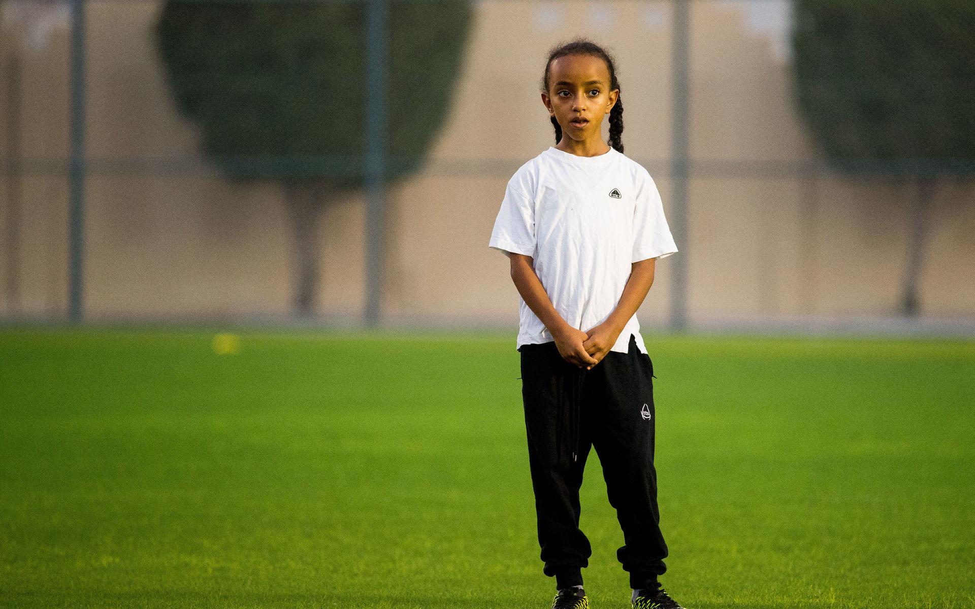 Fram tills tonåren möts qatariska flickor sällan av motstånd för sitt fotbollsintresse. När de däremot blir äldre är det inte ovanligt att manliga familjemedlemmar protesterar mot delta i organiserad fotbollsverksamhet. 