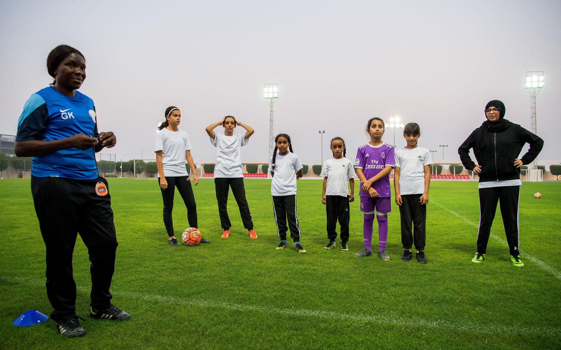 Qatar har inte haft några kvinnliga spelare som varit proffs utomlands, men spelarna i flicklandslaget drömmer ändå stort. – Jag vill spela utomlands, som männen. Här har män större möjligheter att göra vad de vill. Men jag vill bli som Lionel Messi, säger 17-åriga Nancy Mohamed. 