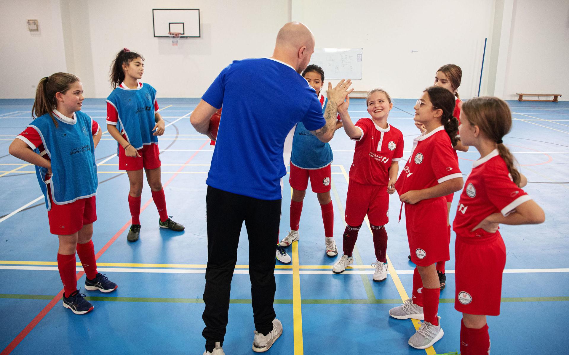Evolution Sports är Qatars största privata fotbollsakademi och har cirka 100 flickor i tre lag. Många av dem har europeisk härkomst och kommer inom några år flytta härifrån när deras föräldrar lämnar landet. 