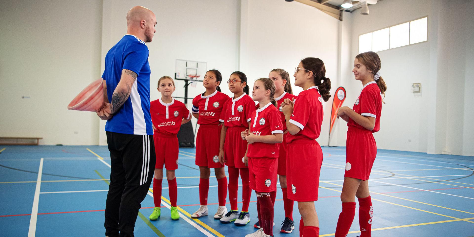 Paul Bennion leder en träning med Evolution Sports. Det här laget, för tjejer upp till 14 år, spelade under vintern för första gången seriespel mot andra qatariska flicklag. 