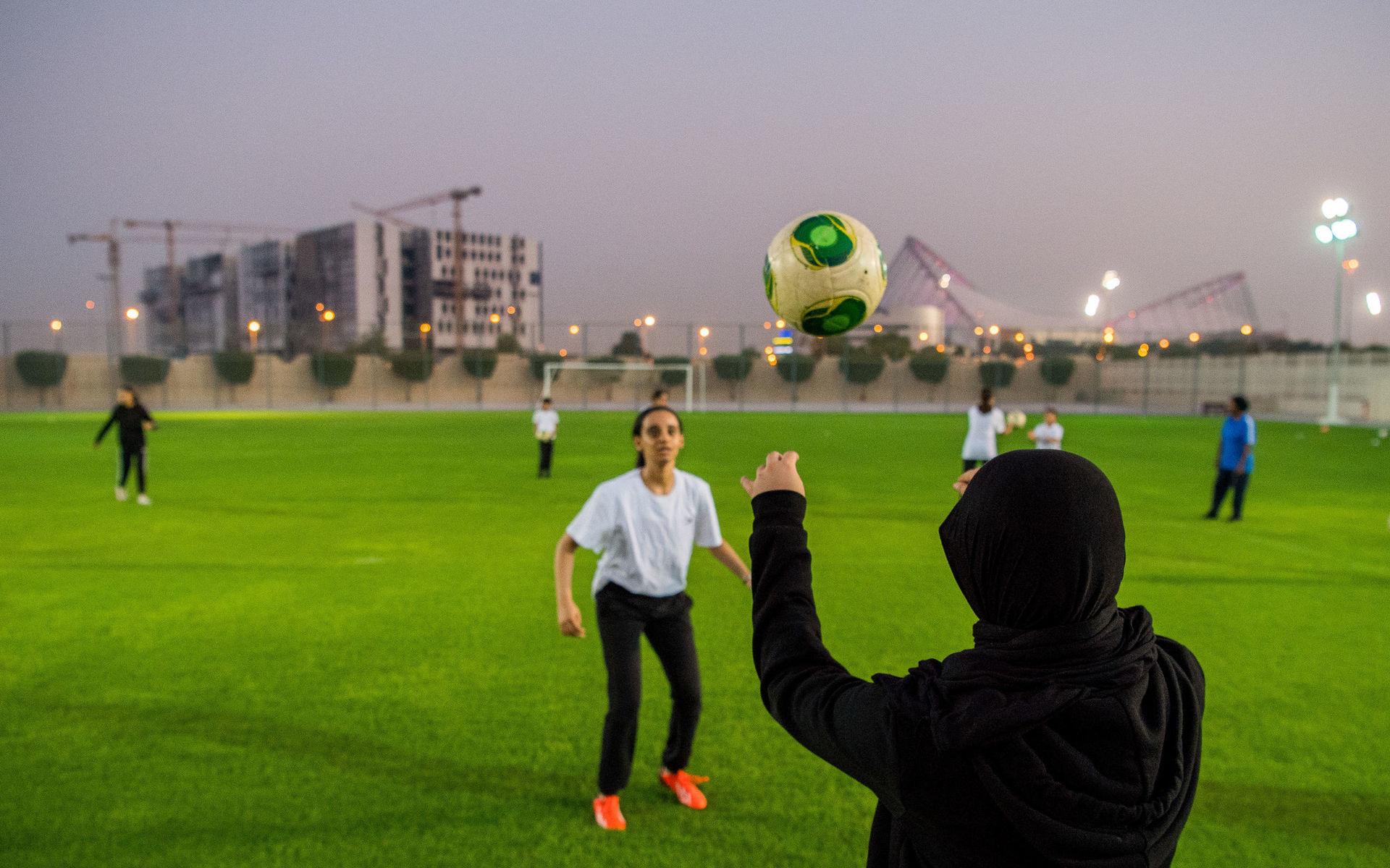 Planen Qatars flicklandslag spelar på ligger inmurad på Women`s Sport Committees mark. Till lokalerna bussas klasser från flickskolor för idrottslektioner. 