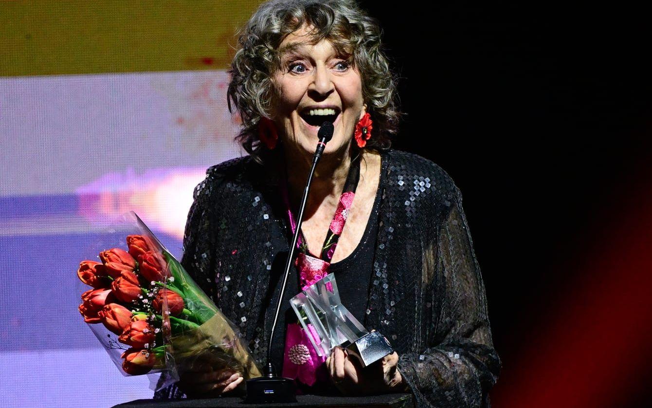 Priserna fortsätter att regna över Siw Malmkvist, som i februari tog emot utmärkelsen årets darling på QX-galan. 