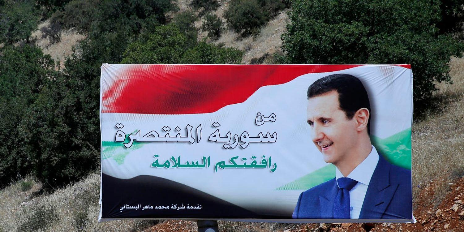 Syriska desertörer utlovas amnesti. "Välkommen till segrande Syrien", lyder denna skylt vid gränsen till Libanon. Arkivbild från 20 juli.
