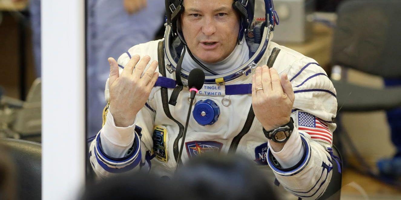 Den amerikanske astronauten Scott Tingle innan han åkte upp till ISS i december i fjol. Arkivbild.