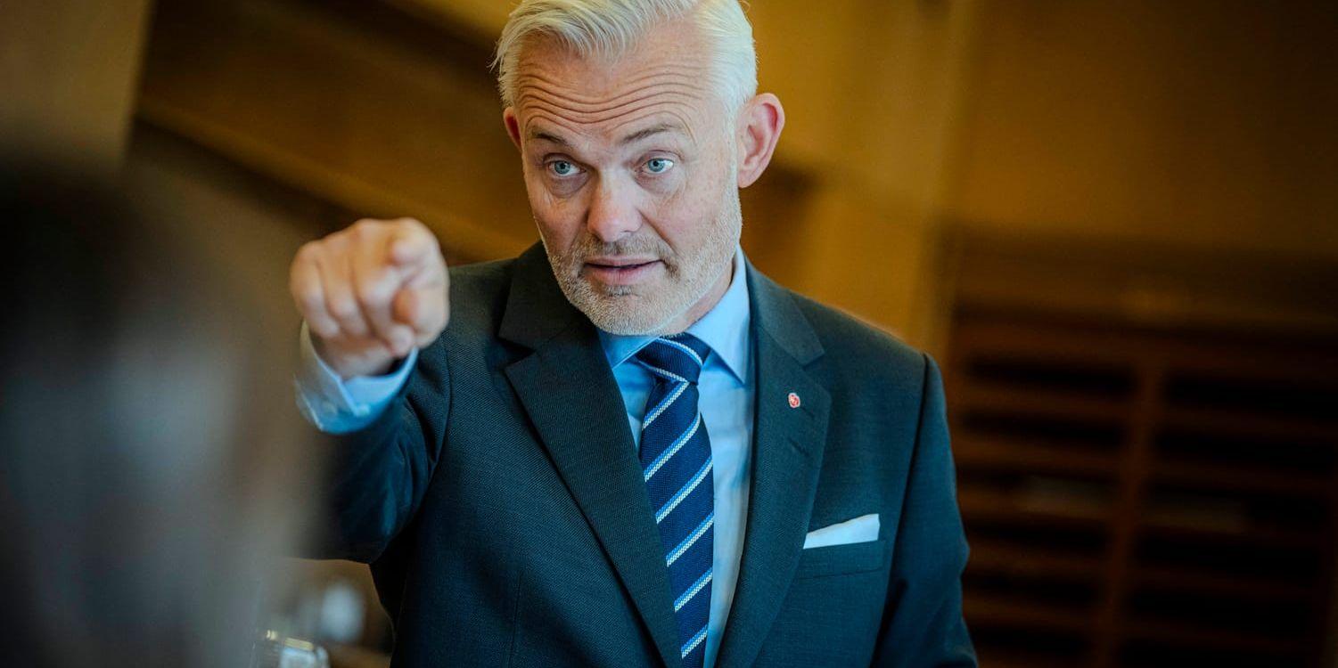 Jonas Attenius som pekar på något.