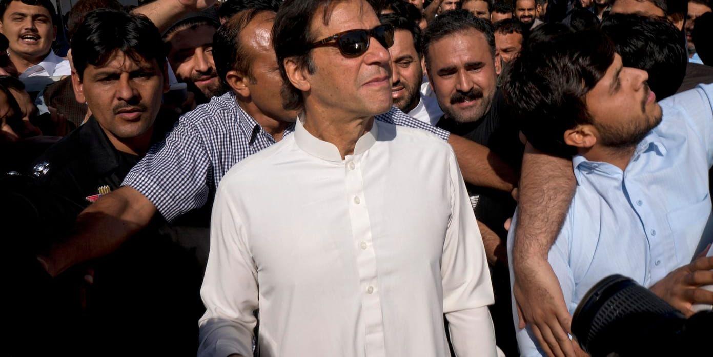 Pakistans oppositionsledare och tidigare cricketstjärnan Imran Khan spås leda sitt parti PTI till vinst i valet i Pakistan. Han har profilerat sig som en anti-korruptionspolitiker och var delaktig i den process som gjorde att premiärministern ställdes inför rätta för fiffel. Arkivbild.