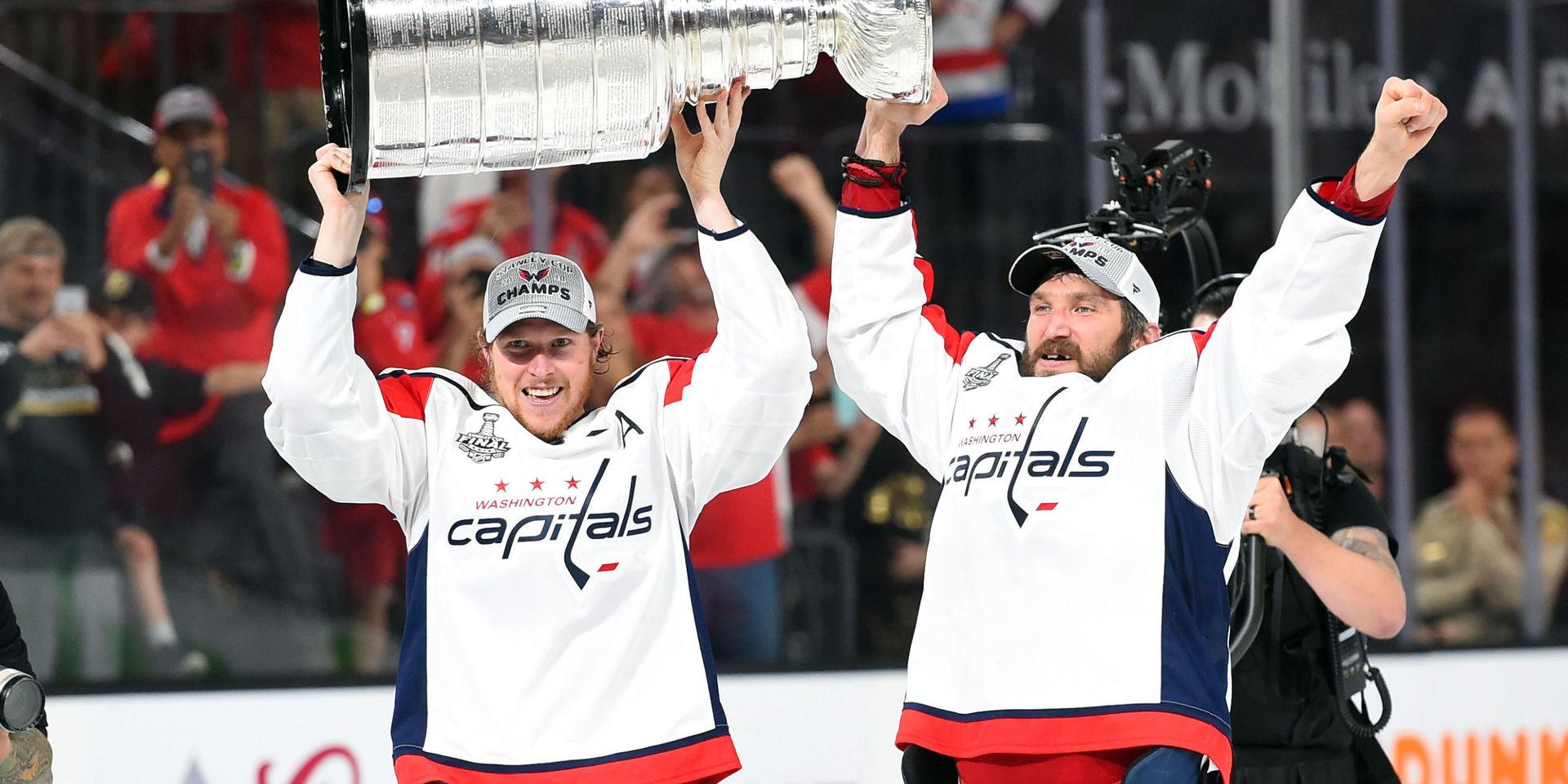 Nicklas Bäckström och radarpartnern Alexander Ovechkin fick till slut lyfta Stanley Cup 2018. Nu står det klart att de goda vännerna spelar tillsammans ett tag till. 