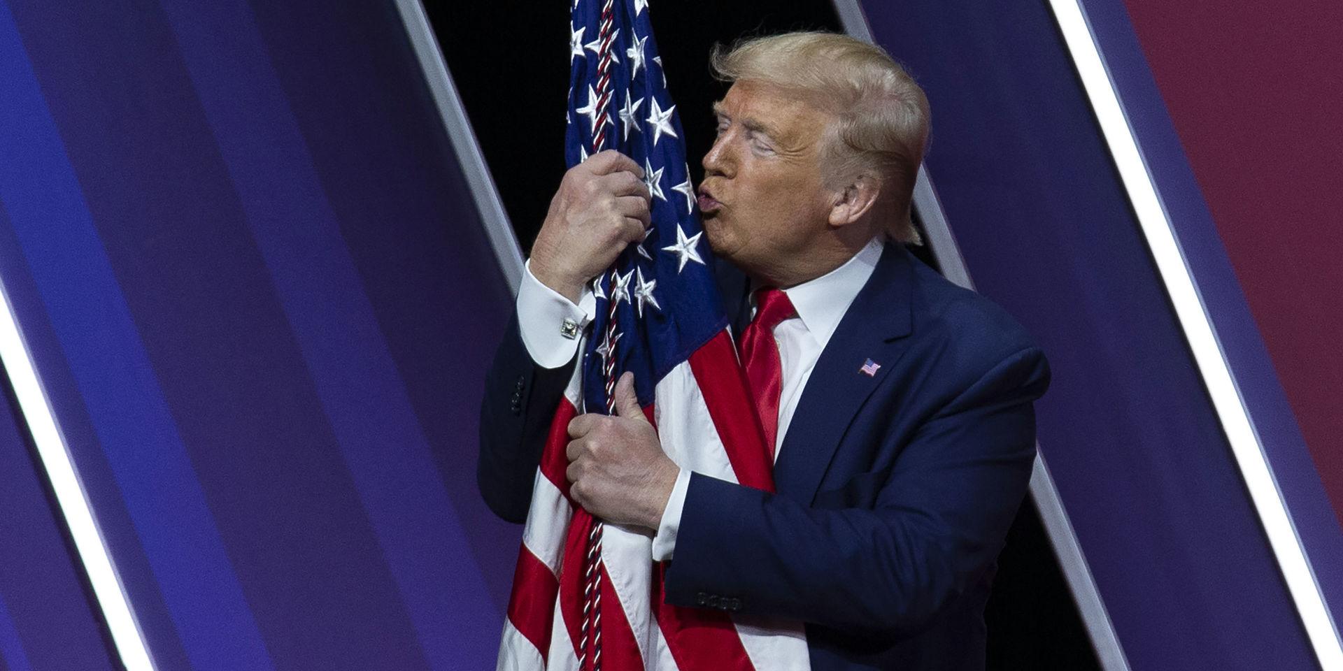 Donald Trump kysser amerikanska flaggan.