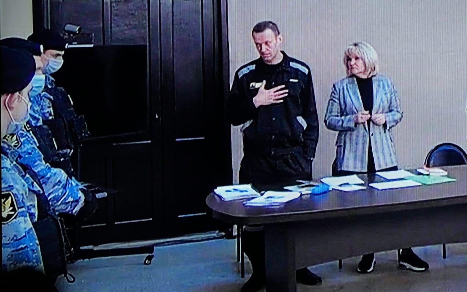 Den ryske oppositionsledaren Aleksej Navalnyj i domstolen i mars. Arkivbild.