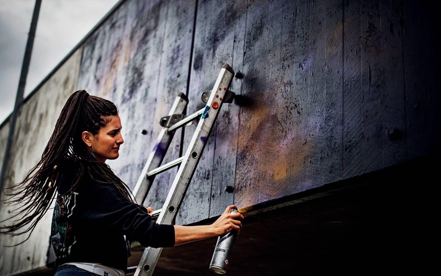Mona Al weswasi är en av dem som målar med Ligisd under Artscape. Bild: Petter Trens