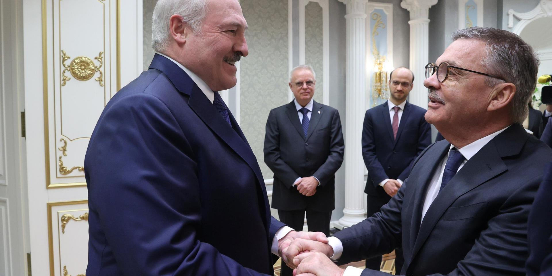 President Alexander Lukasjenko kan mista VM i hockey – och på måndag ska Internationella ishockeyförbundet och René Fasel enligt schweiziska källor ta beslutet.