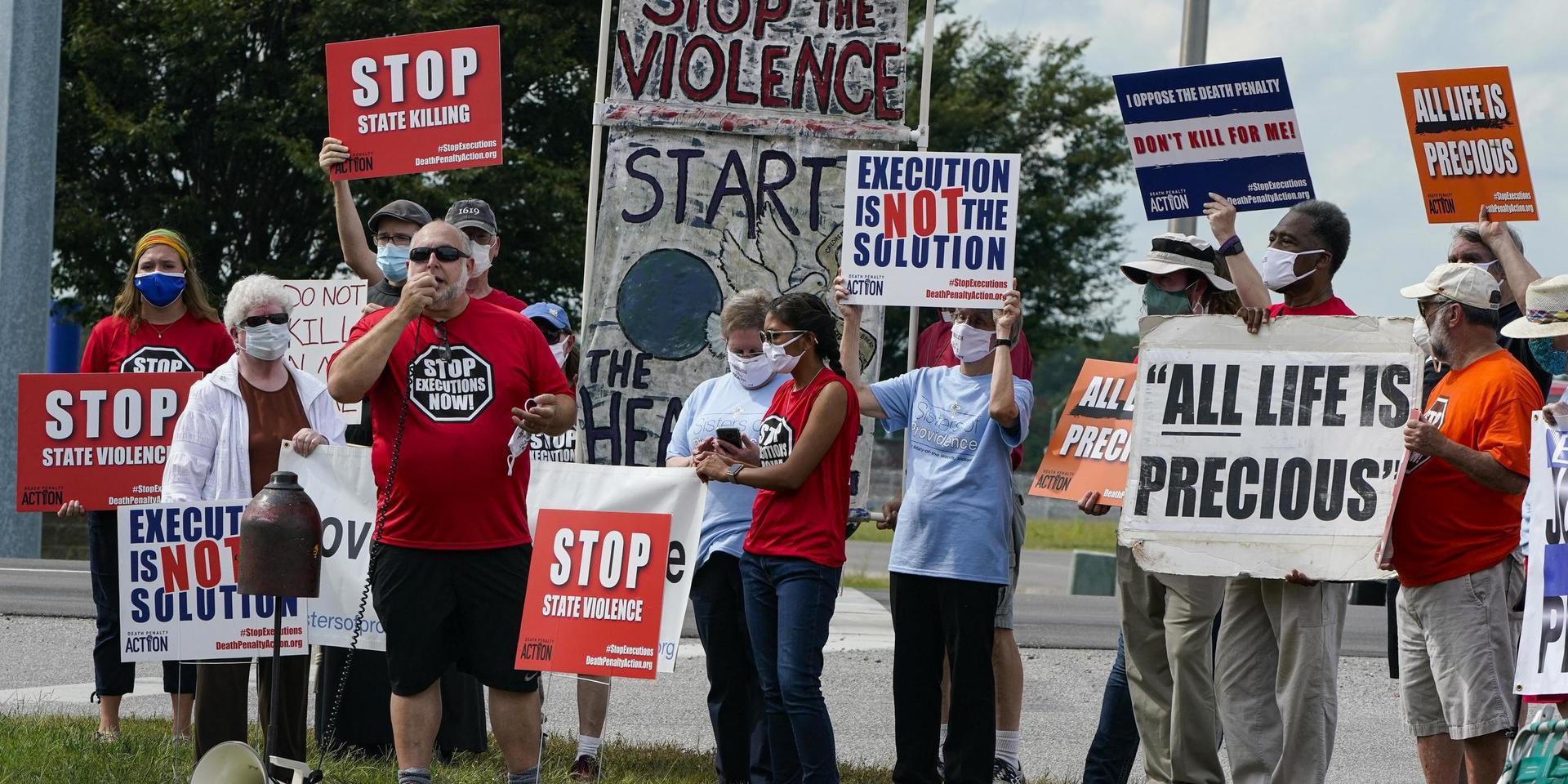 Ovanligt få fångar har avrättats under 2020. Bilden är tagen vid en demonstration utanför ett fängelse i Terre Haute, Indiana i augusti. Arkivbild.