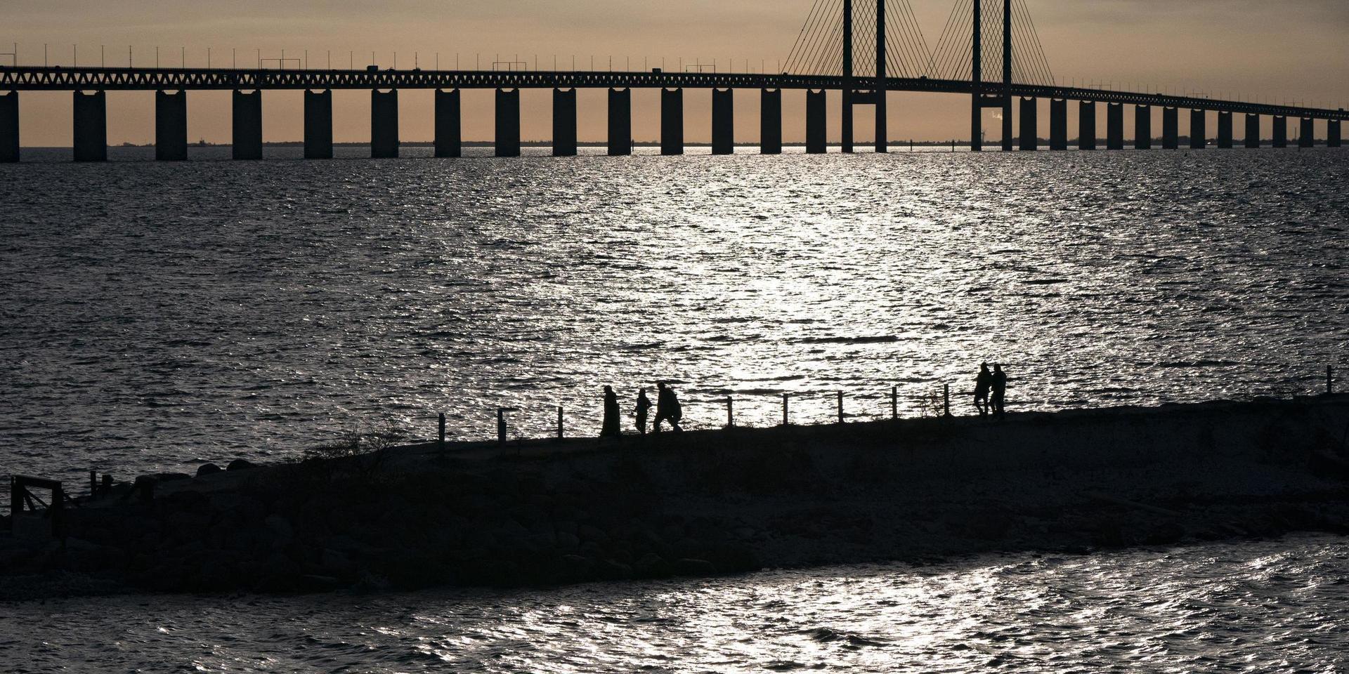 Det blir fortsatt skralt med resande över Öresundsbron. Smittläget i Skåne anses vara för högt, liksom nästan hela övriga Sverige, enligt danska myndigheter. Arkivbild.