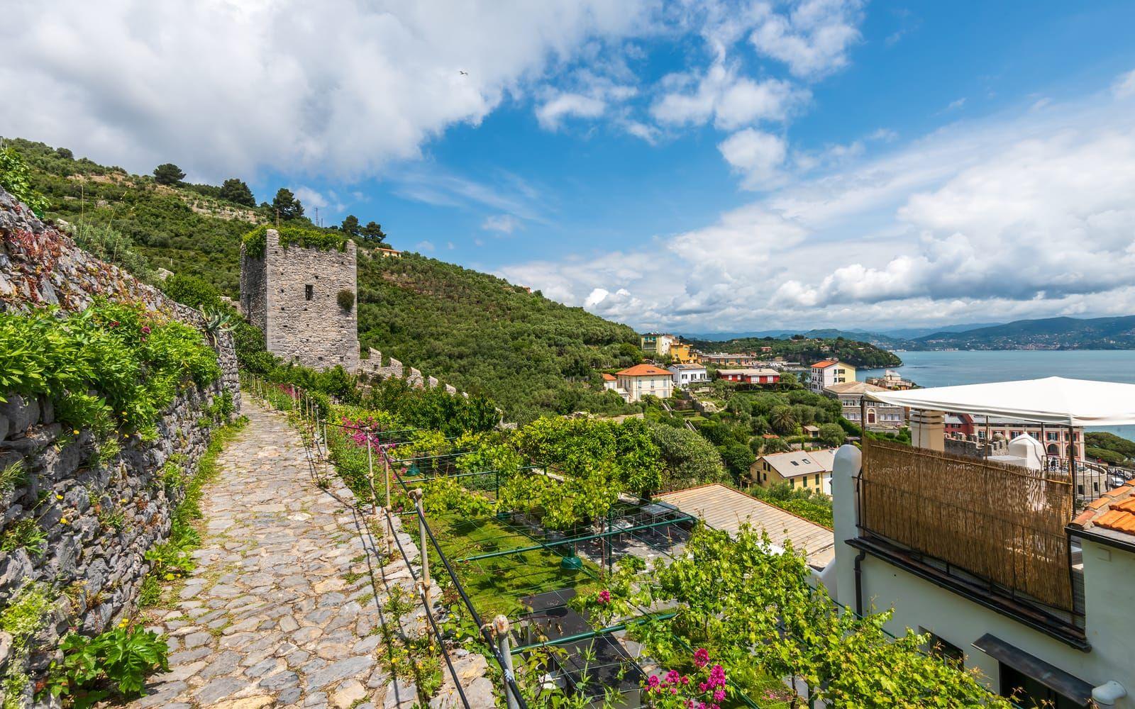 Strax öster om Cinque Terre ligger den vackra gamla byn Portovenere ute på en udde.