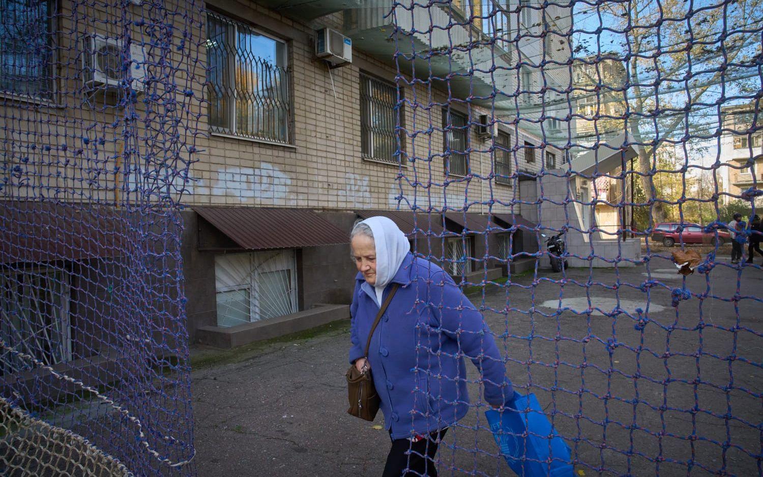 Många offentliga utrymmen, som servicelokaler och flerfamiljshus, har täckts av nät.