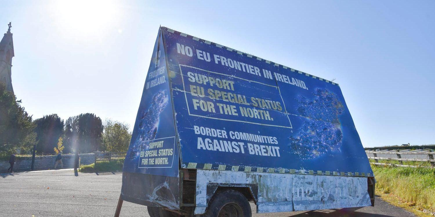 "Ge Nordirland en specialstatus i EU" uppmanas på en släpvagn som ställs upp alldeles vid gränsen mellan Irland och Nordirland. Brexit väcker stark oro i gränstrakterna. Arkivbild.