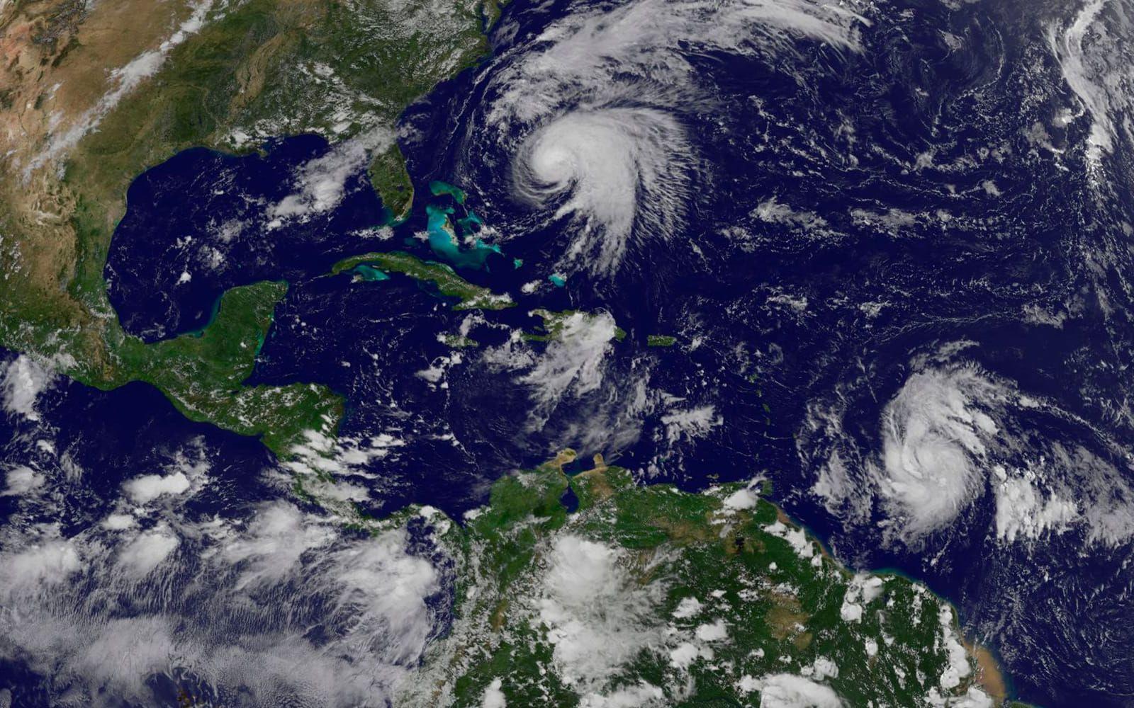 På den här sattellitbilden ses flera tropiska oväder. José ligger längst norrut över Atlanten, och bedöms inte dra in över land. Lee, längst österut över Atlanten, bedöms inte heller som något hot. Men näst längst österut över Atlanten ligger Maria, när det här fotot togs graderad som ett tropiskt lågtryck. Maria bedöms nu som ett hot mot flera av de områdens om nyligen blev illa tilltygade av monsterorkanen Irma. Längst västerut på Stilla Havssidan av Mexiko ligger dessutom orkanen Norma. FOTO: NOAA-NASA/AP
