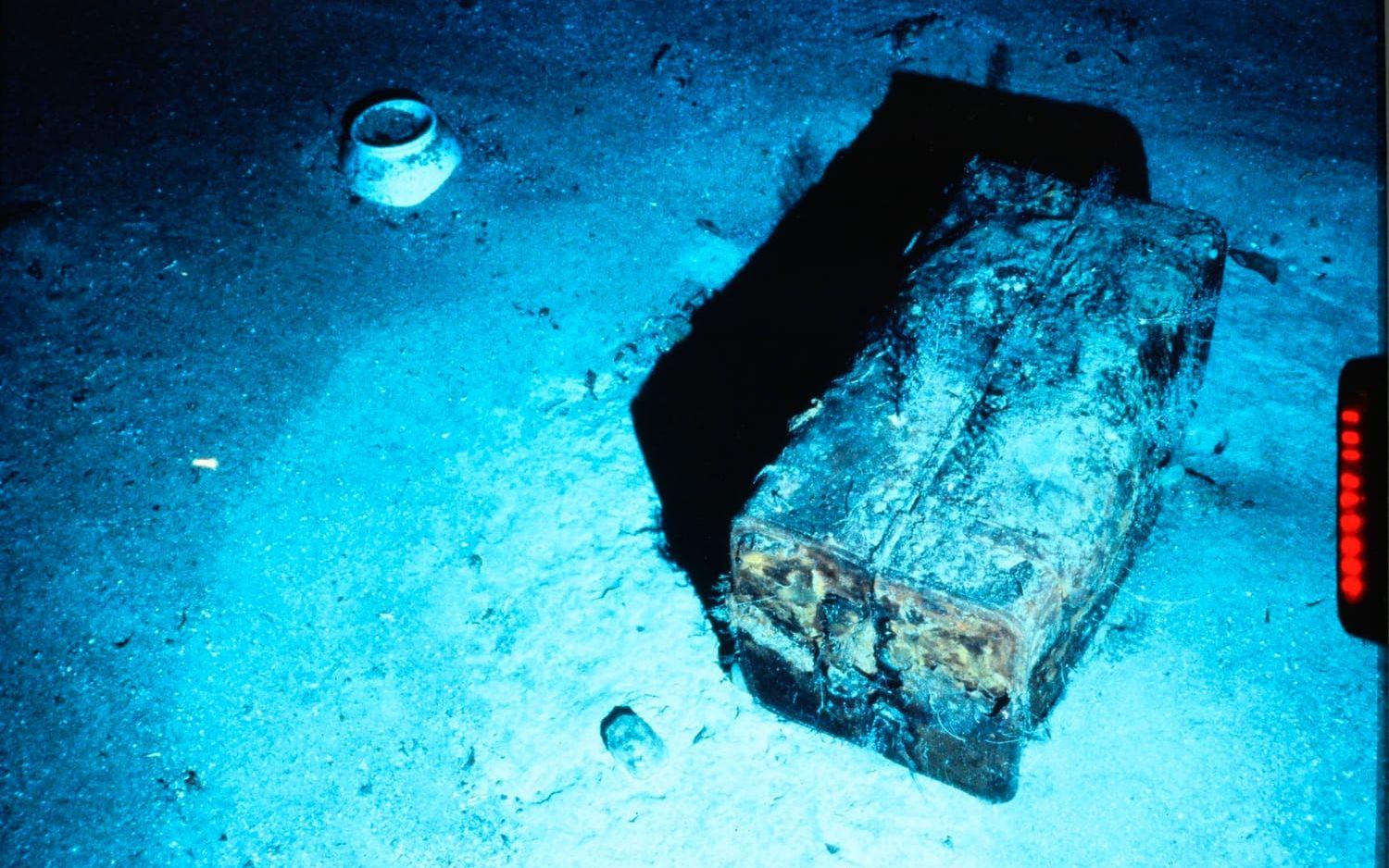 Paret Ansel och Adeline Eastons koffert på havsbotten. Fotot togs före bärgningen 1990, men innehållet bjuds ut först nu.