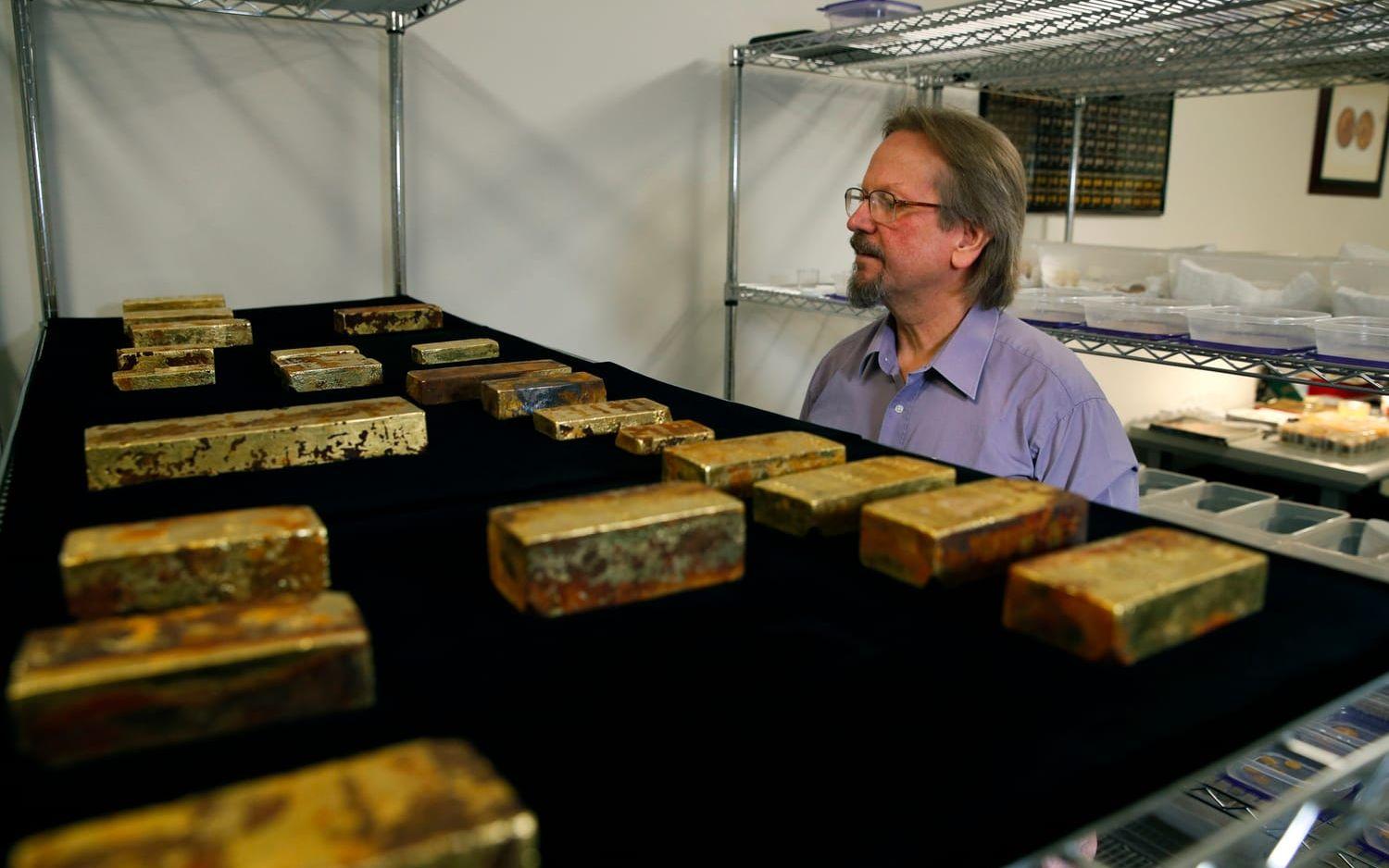 Forskaren Bob Evans med en del av guldet från SS Central America. Arkivbild.