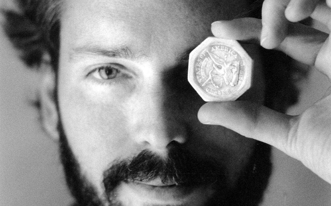 Tommy Thompson fotograferad 1989 med ett gyllene 50-dollarsmynt från SS Central America. Sedan dess har mynten försvunnit, och Thompson sitter numera i fängelse.